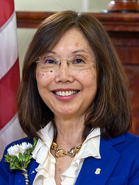 Photo of Linda Ujifusa